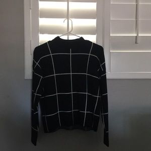 Black and white long sleeves sweater
